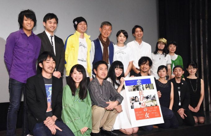 DirAct workshop ディラクト ワークショップ - 舞台上で俳優と群像が並ぶ集合写真、映画の制作現場を思わせる雰囲気と演技の学びを伝える場面