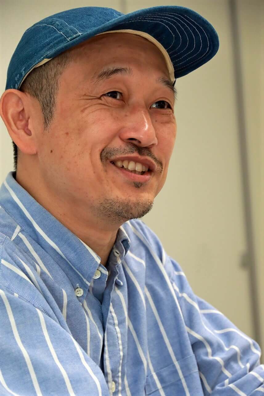 DirAct workshop ディラクト ワークショップ - 帽子をかぶる男性の自然な笑顔と演技を学ぶ映画のような雰囲気