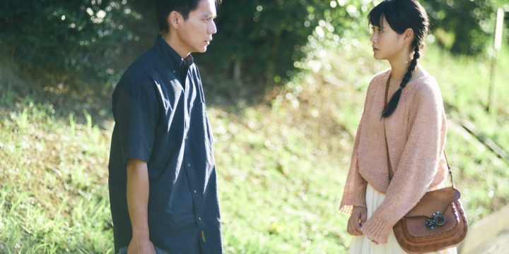 DirAct workshop ディラクト ワークショップ - 自然豊かな公園で向かい合う男女の演技練習風景、スクール感のある静かな対話