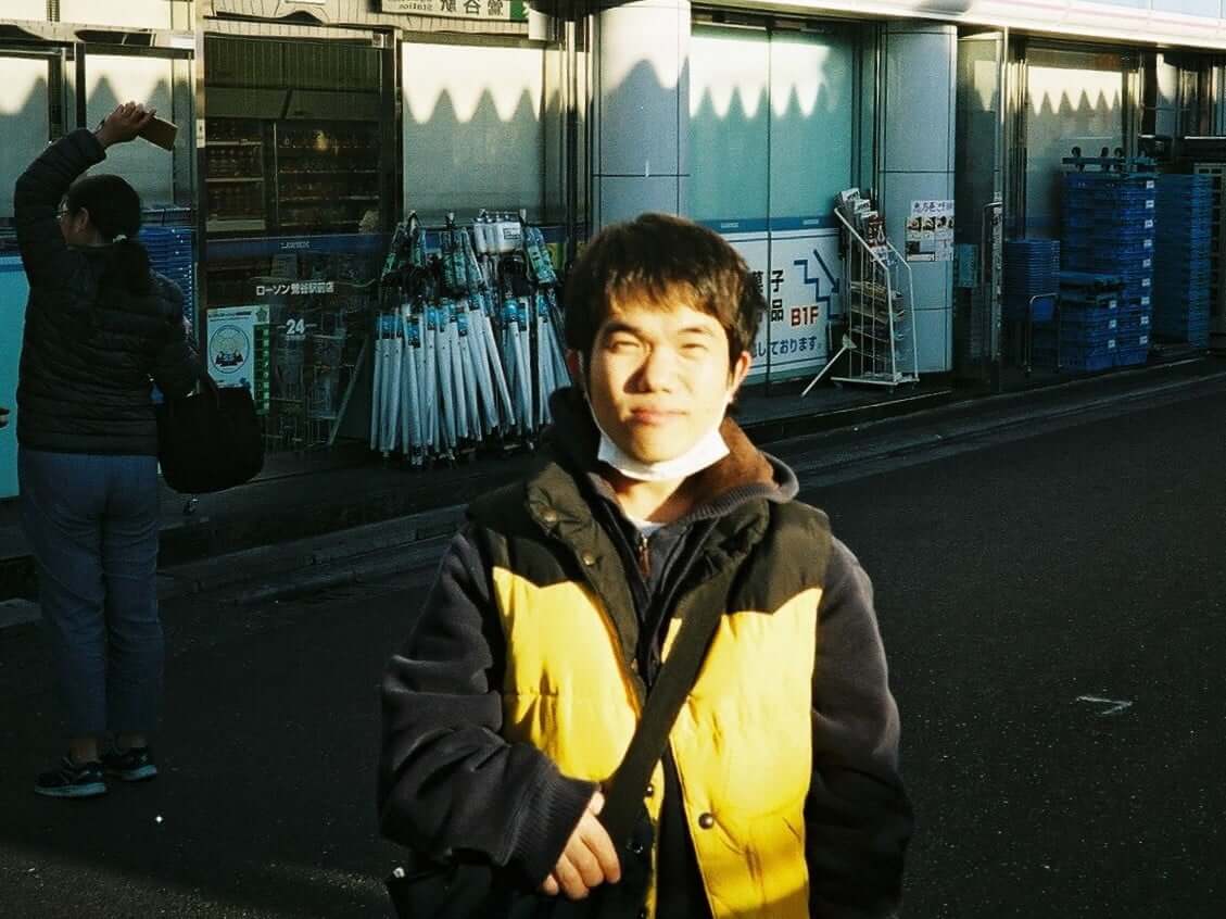 DirAct workshop ディラクト ワークショップ - 路上の商店街で撮影準備中の若者、黄黒のジャケット姿、スクール風景と演技の雰囲気