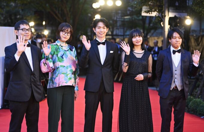 DirAct workshop ディラクト ワークショップ - 映画祭の赤絨毯で5人が手を振る姿、演技の学びを感じさせる集団