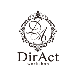 DirAct workshop ディラクト ワークショップ - 黒色の円形モノグラムと装飾紋を持つロゴで、スクール感と演技のメソッドを想起させるデザイン